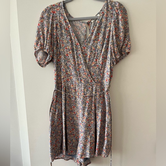 American Eagle floral romper - Picture 2 of 6